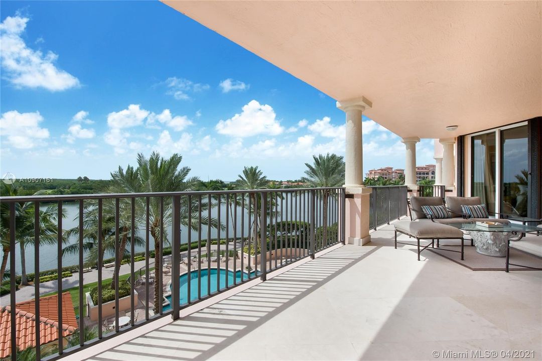 Recently Sold: $1,100,000 (2 beds, 3 baths, 2160 Square Feet)