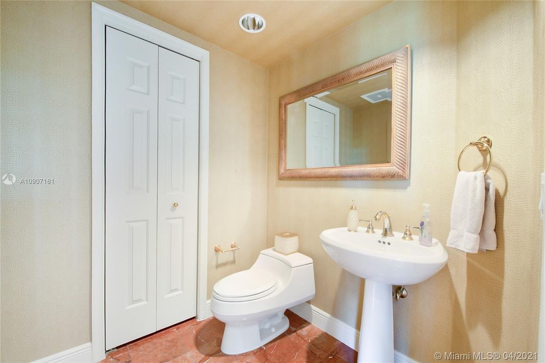 最近售出: $1,100,000 (2 贝兹, 3 浴室, 2160 平方英尺)