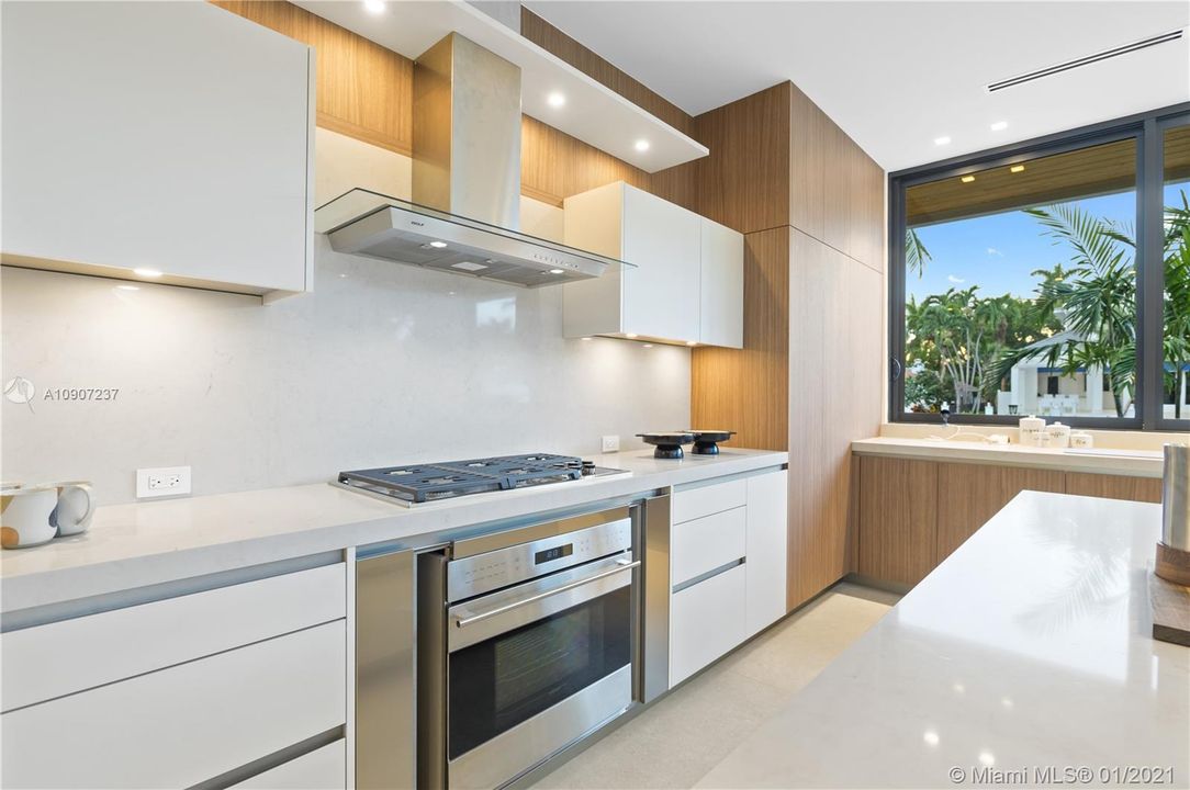 Recientemente alquilado: $25,000 (4 camas, 4 baños, 4579 Pies cuadrados)