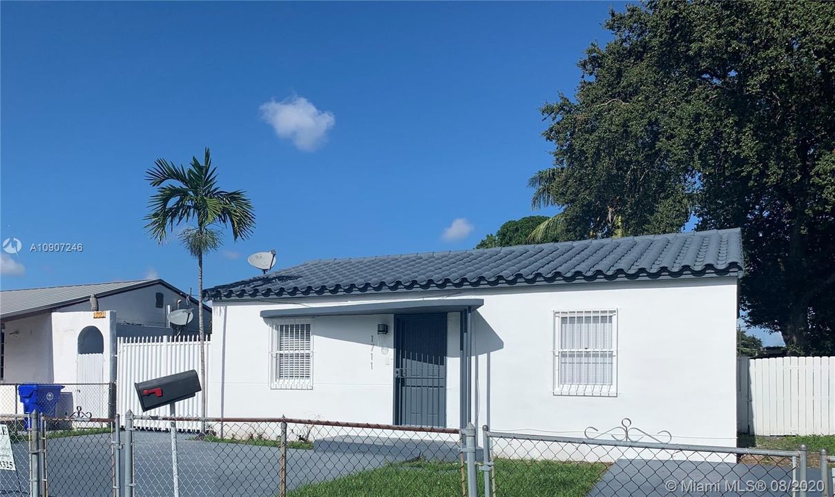 Vendido Recientemente: $319,990 (2 camas, 2 baños, 1203 Pies cuadrados)