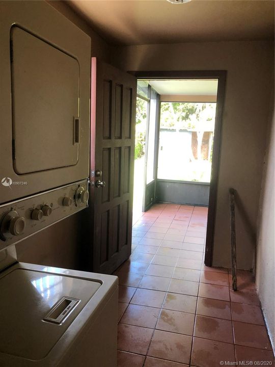 Vendido Recientemente: $319,990 (2 camas, 2 baños, 1203 Pies cuadrados)