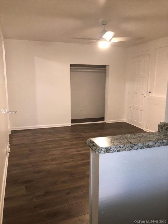 Vendido Recientemente: $319,990 (2 camas, 2 baños, 1203 Pies cuadrados)