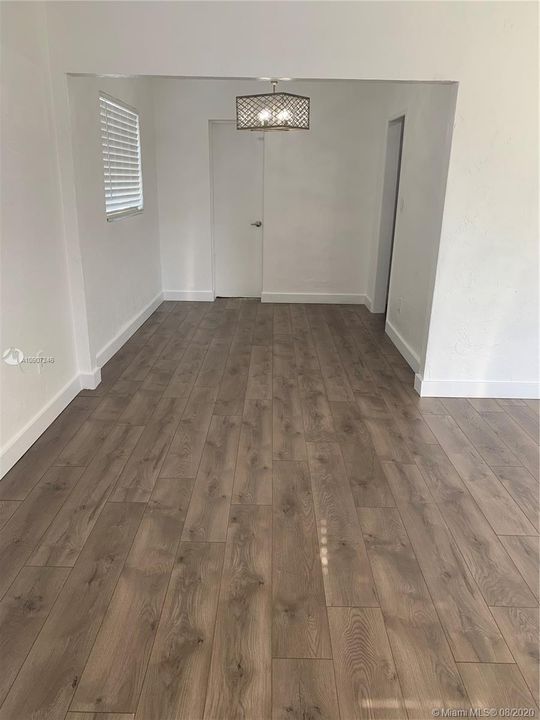 Vendido Recientemente: $319,990 (2 camas, 2 baños, 1203 Pies cuadrados)