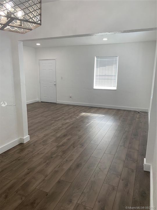 Vendido Recientemente: $319,990 (2 camas, 2 baños, 1203 Pies cuadrados)