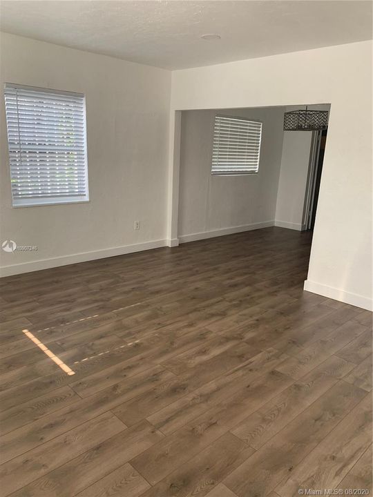 Vendido Recientemente: $319,990 (2 camas, 2 baños, 1203 Pies cuadrados)