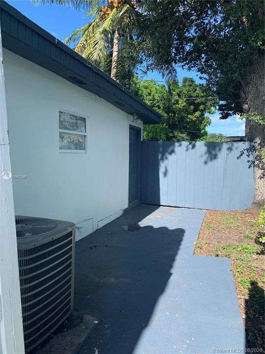 Vendido Recientemente: $319,990 (2 camas, 2 baños, 1203 Pies cuadrados)