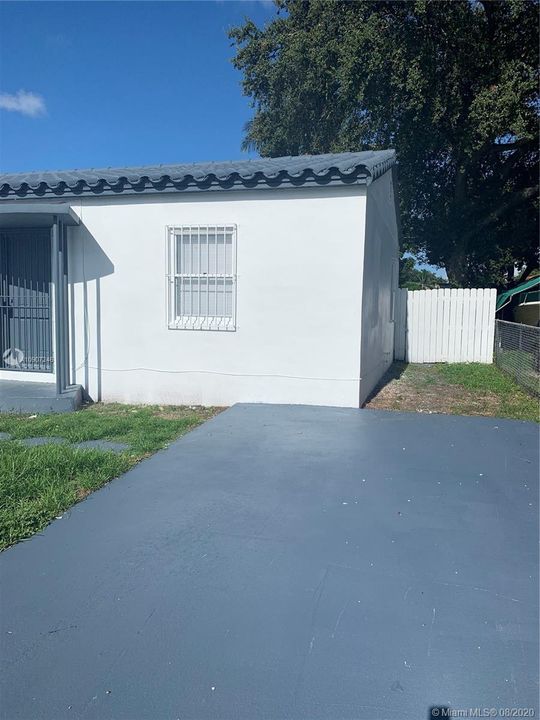 Vendido Recientemente: $319,990 (2 camas, 2 baños, 1203 Pies cuadrados)