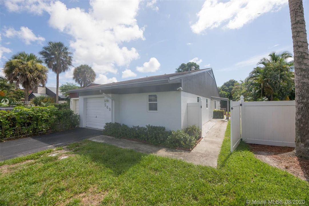 Recently Sold: $220,000 (3 beds, 2 baths, 1215 Square Feet)
