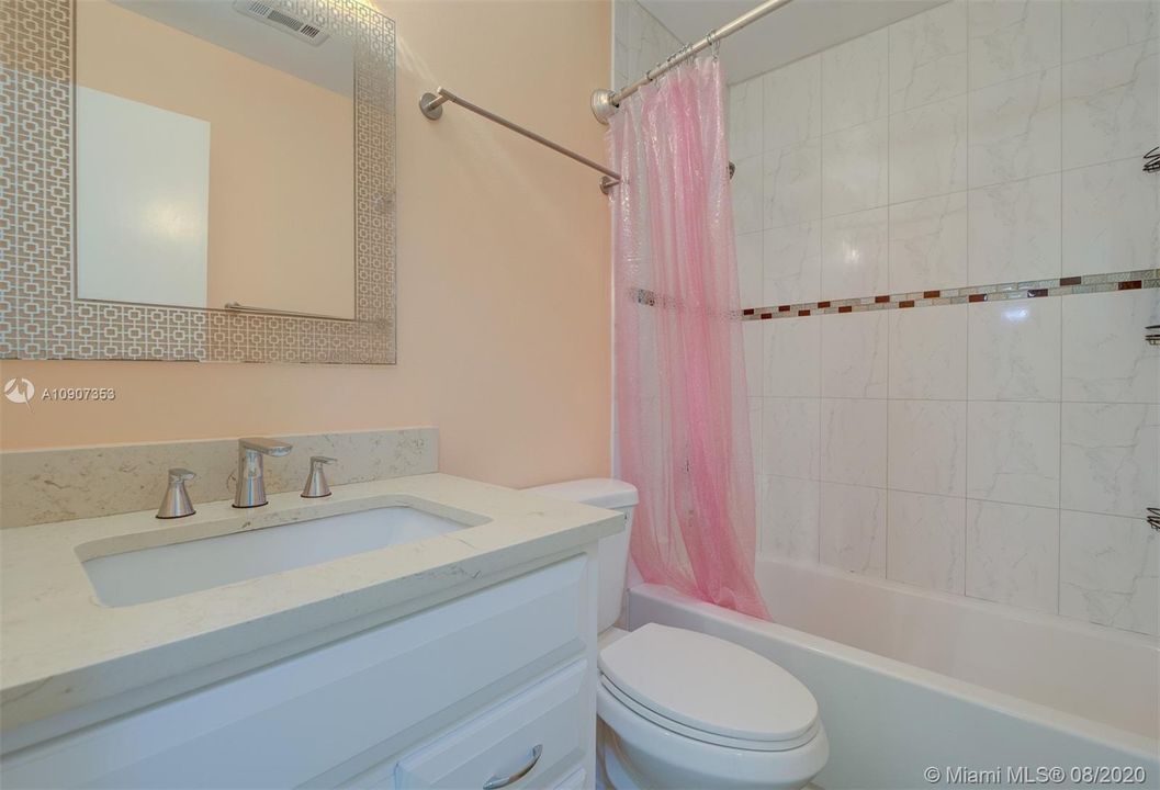 最近售出: $220,000 (3 贝兹, 2 浴室, 1215 平方英尺)