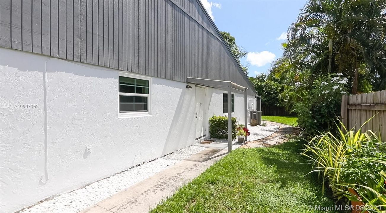 Recently Sold: $220,000 (3 beds, 2 baths, 1215 Square Feet)