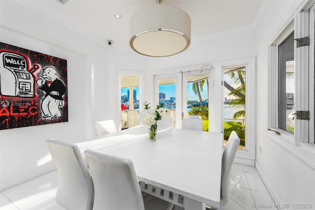 Recently Sold: $17,900,000 (5 beds, 5 baths, 5778 Square Feet)