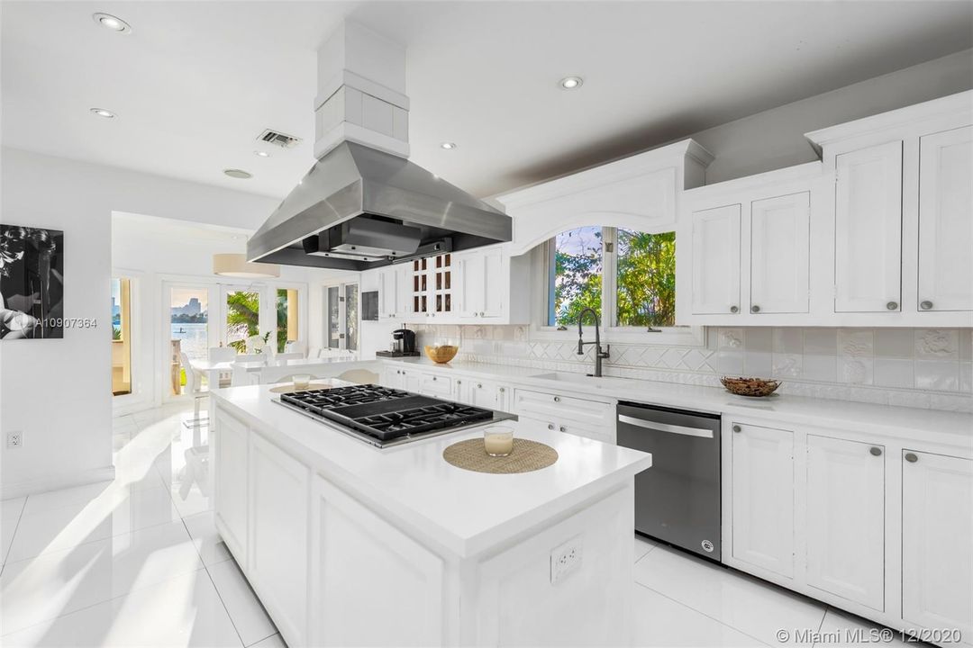 Recently Sold: $17,900,000 (5 beds, 5 baths, 5778 Square Feet)
