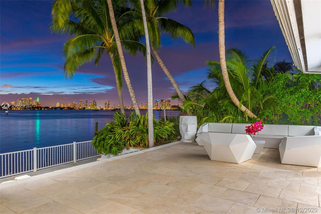 Recently Sold: $17,900,000 (5 beds, 5 baths, 5778 Square Feet)