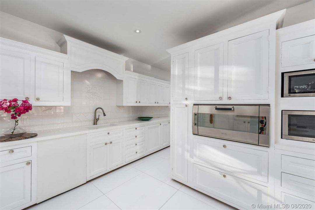 Recently Sold: $17,900,000 (5 beds, 5 baths, 5778 Square Feet)