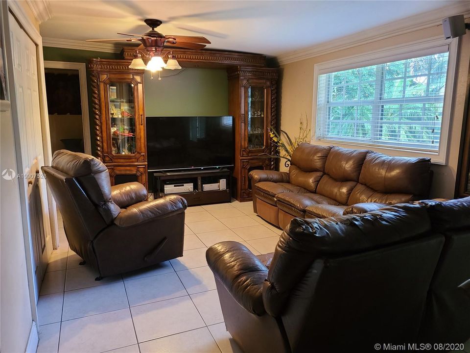 Vendido Recientemente: $475,000 (4 camas, 3 baños, 1672 Pies cuadrados)