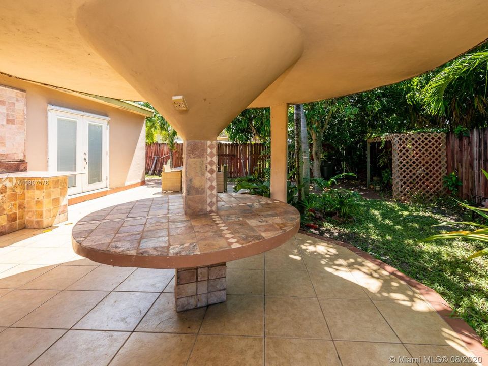Enter the very large Florida Room through the French Doors!