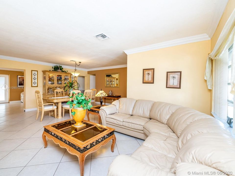Size of this home is deceiving from the outside! 1563 SF under air!!!