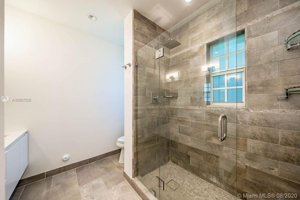 Recently Rented: $6,500 (3 beds, 3 baths, 2163 Square Feet)