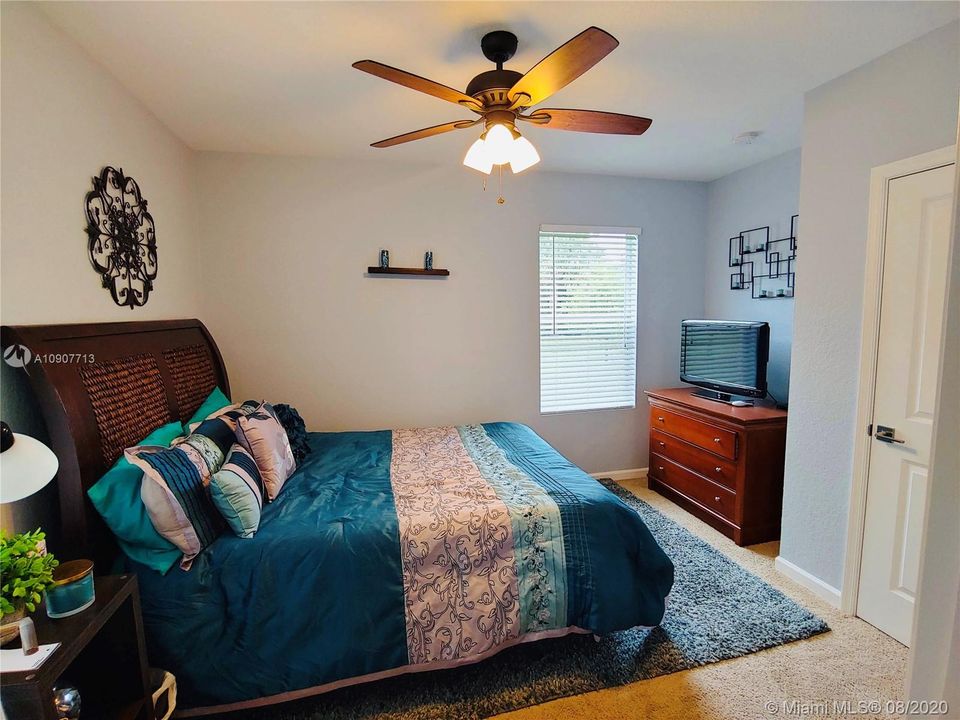 Vendido Recientemente: $368,990 (5 camas, 3 baños, 2526 Pies cuadrados)