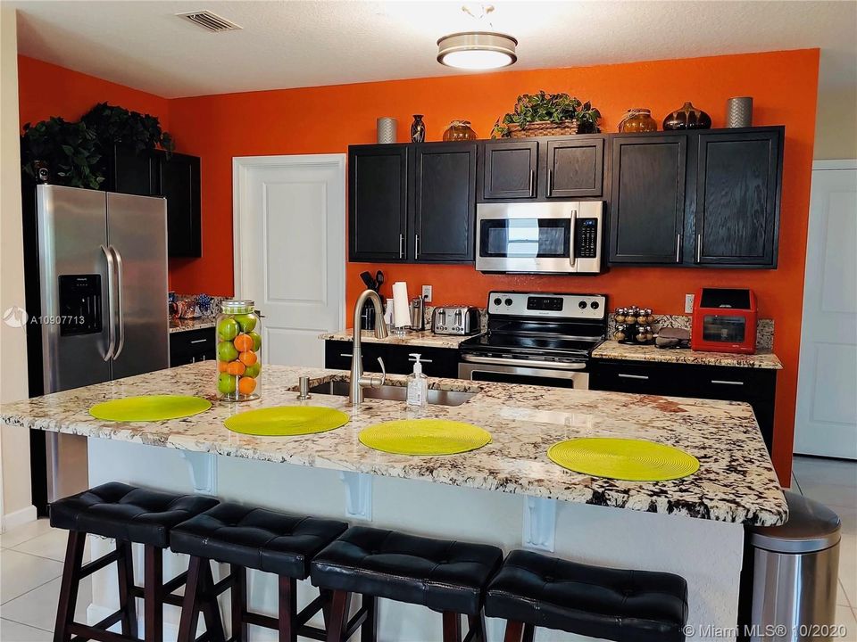 Vendido Recientemente: $368,990 (5 camas, 3 baños, 2526 Pies cuadrados)