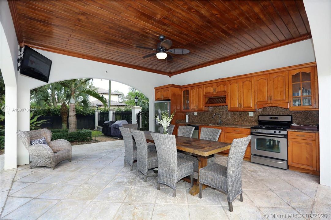 Recently Sold: $1,680,000 (6 beds, 5 baths, 4871 Square Feet)