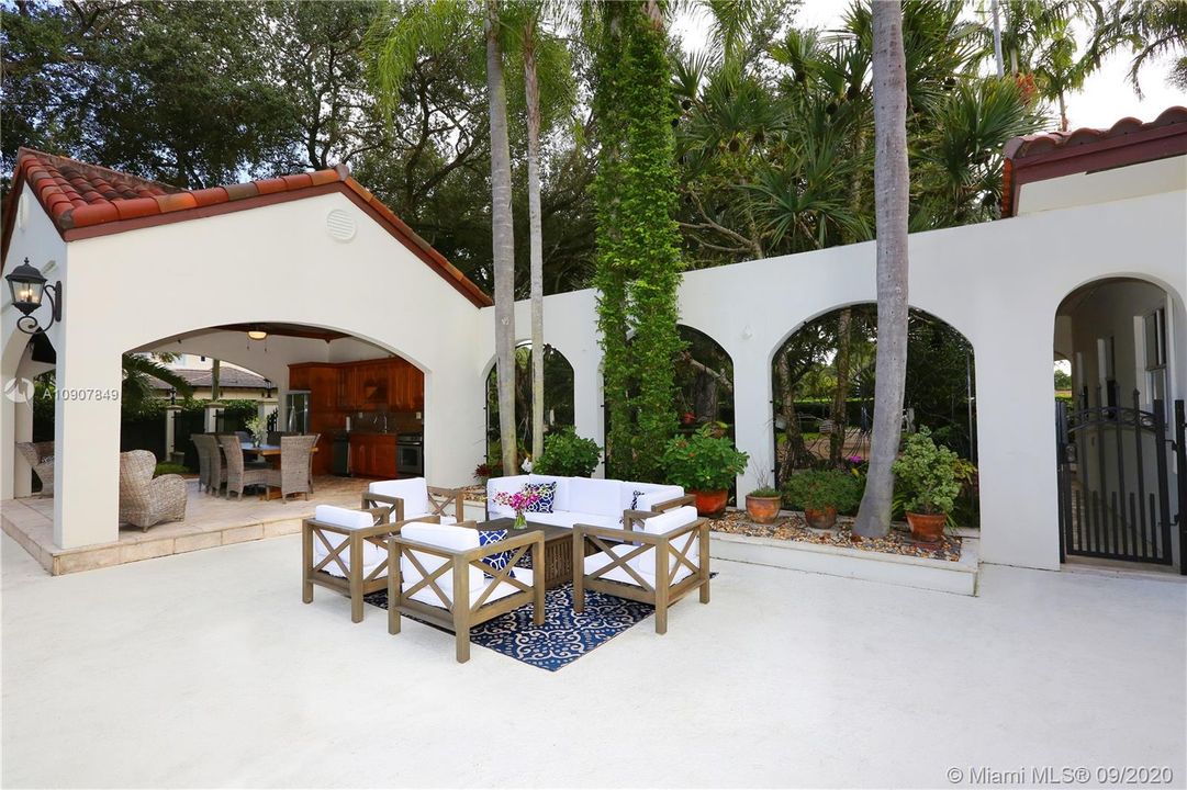 Recently Sold: $1,680,000 (6 beds, 5 baths, 4871 Square Feet)