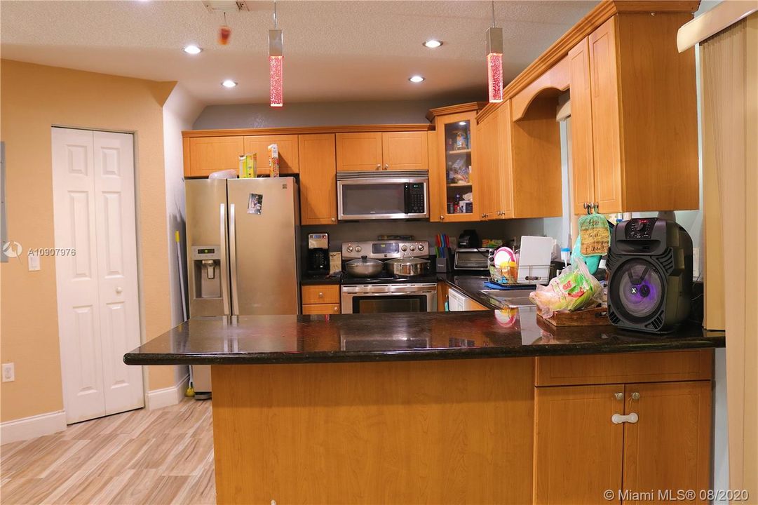 Vendido Recientemente: $190,000 (3 camas, 2 baños, 1380 Pies cuadrados)