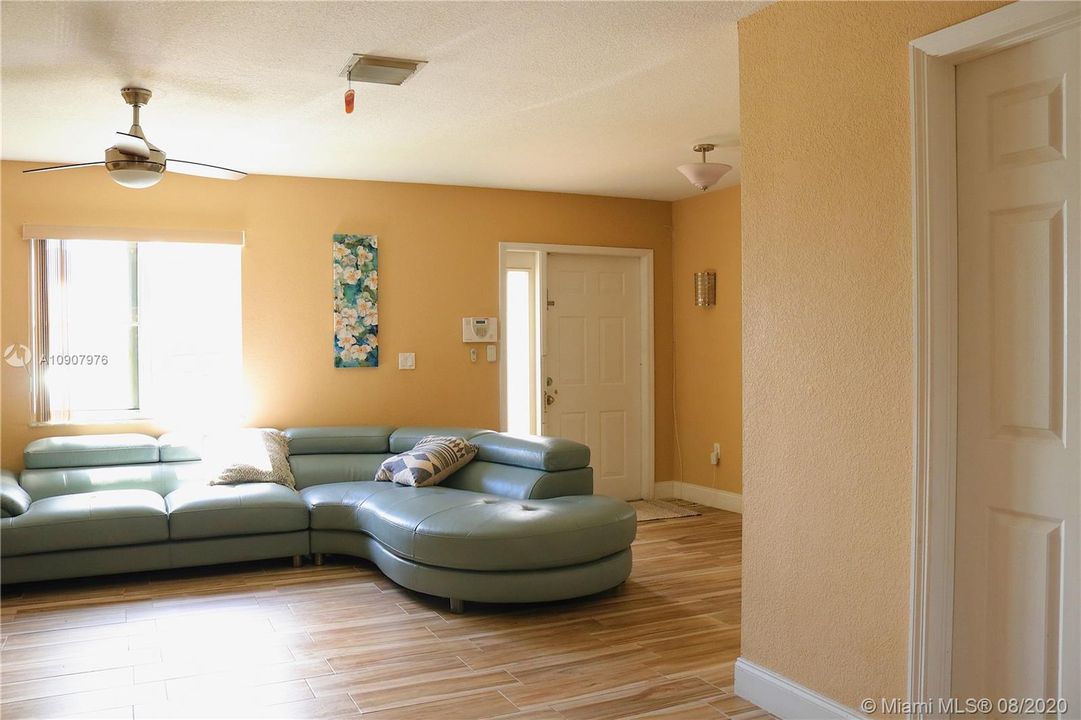 Vendido Recientemente: $190,000 (3 camas, 2 baños, 1380 Pies cuadrados)