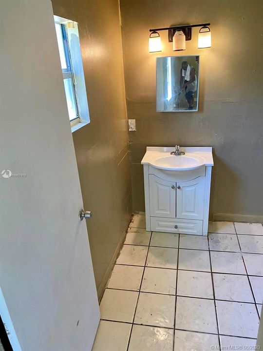 Recently Rented: $1,200 (2 beds, 1 baths, 3430 Square Feet)