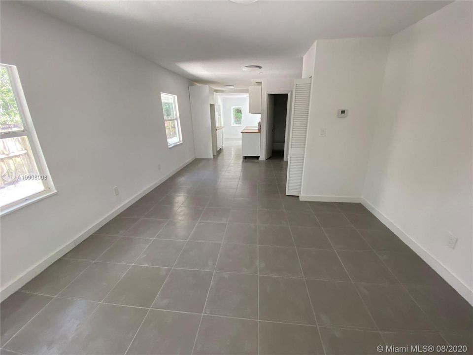 Recientemente alquilado: $1,950 (3 camas, 2 baños, 1028 Pies cuadrados)