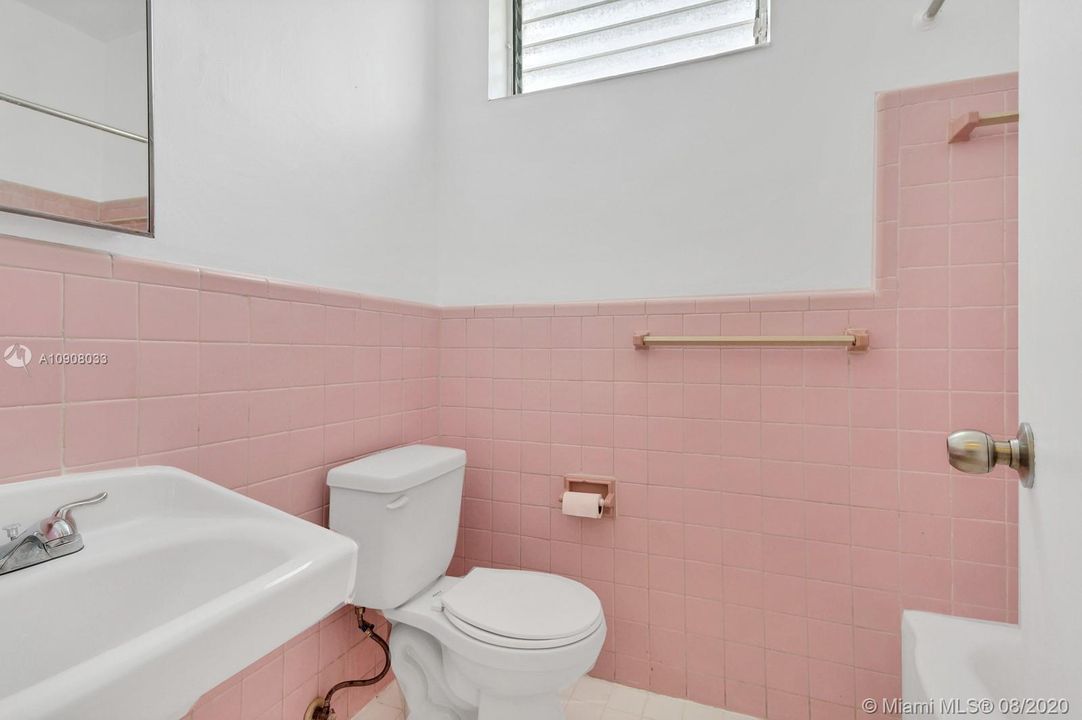 最近租的: $1,300 (1 贝兹, 1 浴室, 660 平方英尺)