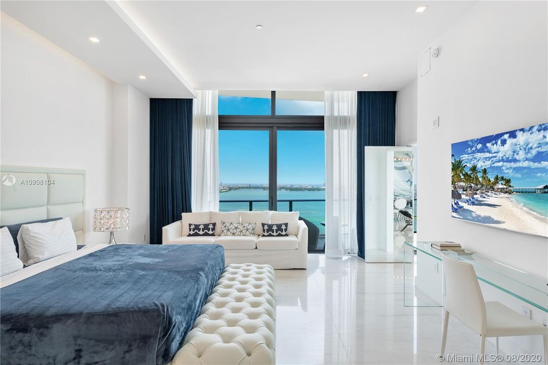 Recently Sold: $3,895,000 (4 beds, 4 baths, 2569 Square Feet)