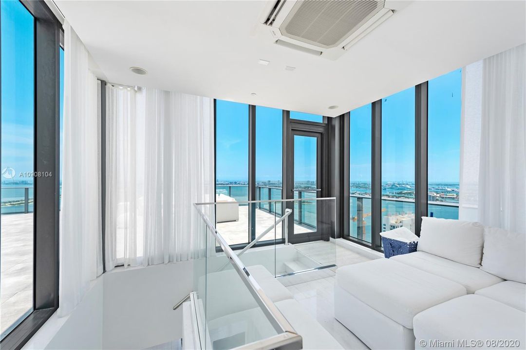 Recently Sold: $3,895,000 (4 beds, 4 baths, 2569 Square Feet)