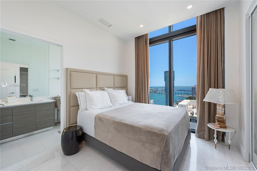 Recently Sold: $3,895,000 (4 beds, 4 baths, 2569 Square Feet)