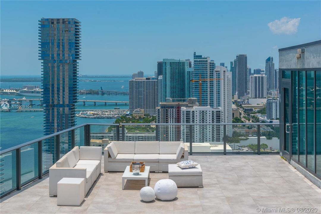Recently Sold: $3,895,000 (4 beds, 4 baths, 2569 Square Feet)