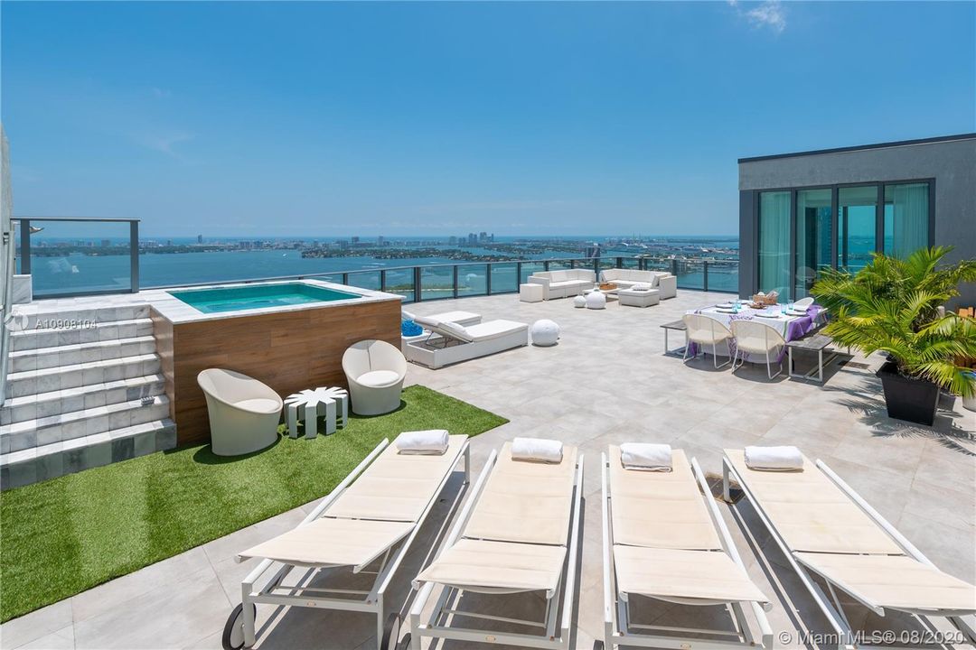 Recently Sold: $3,895,000 (4 beds, 4 baths, 2569 Square Feet)