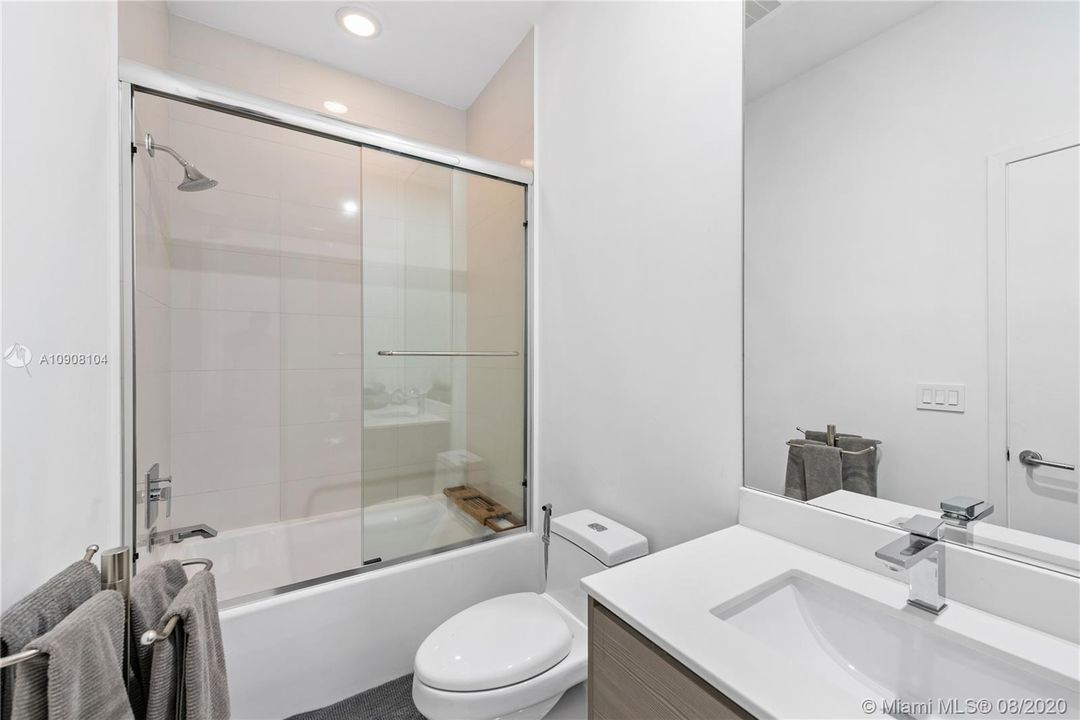 Recently Sold: $3,895,000 (4 beds, 4 baths, 2569 Square Feet)
