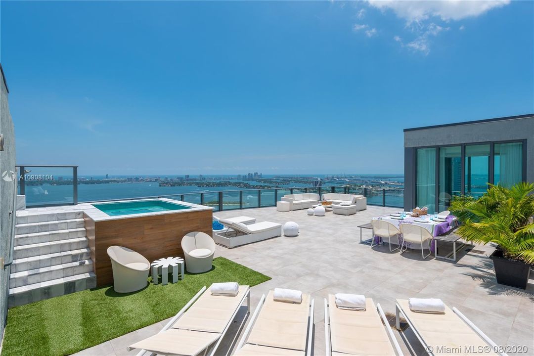 Recently Sold: $3,895,000 (4 beds, 4 baths, 2569 Square Feet)