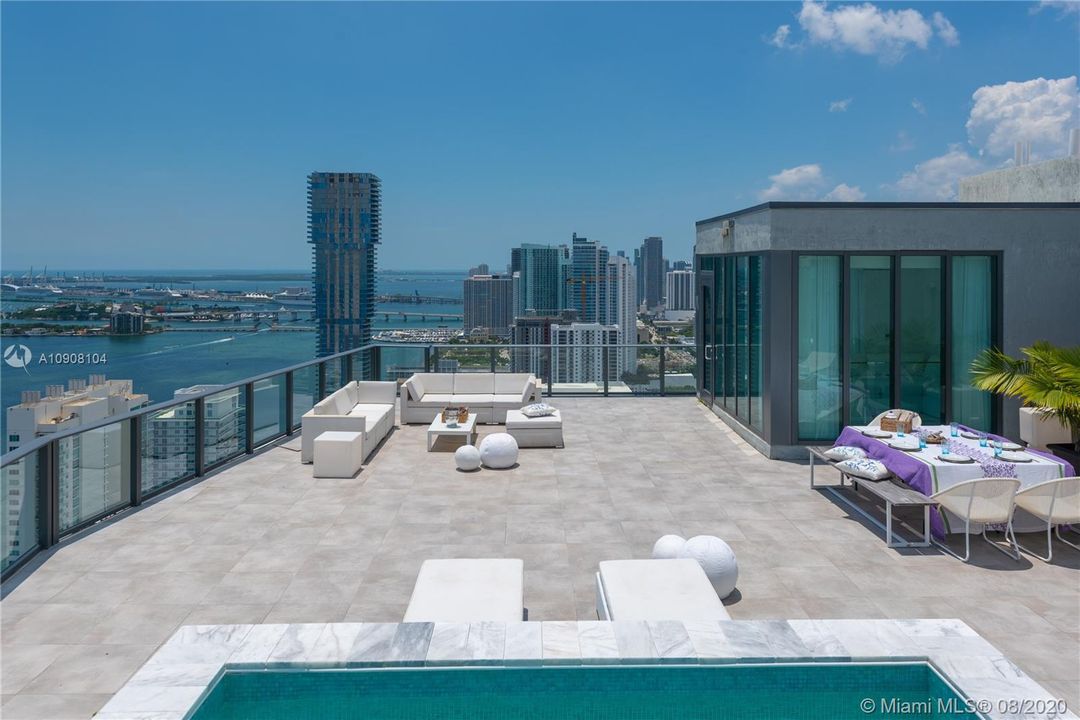Recently Sold: $3,895,000 (4 beds, 4 baths, 2569 Square Feet)