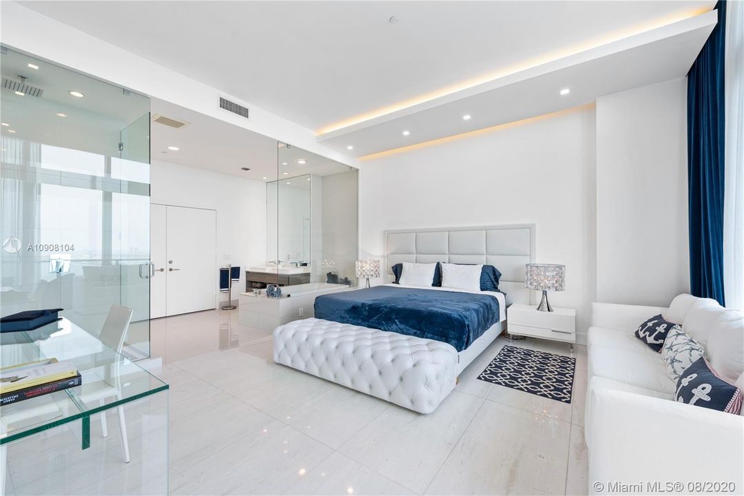 Recently Sold: $3,895,000 (4 beds, 4 baths, 2569 Square Feet)