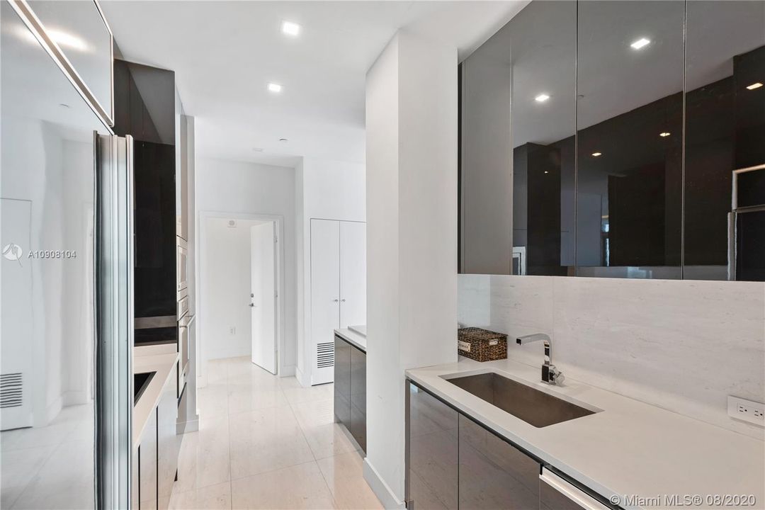 Recently Sold: $3,895,000 (4 beds, 4 baths, 2569 Square Feet)