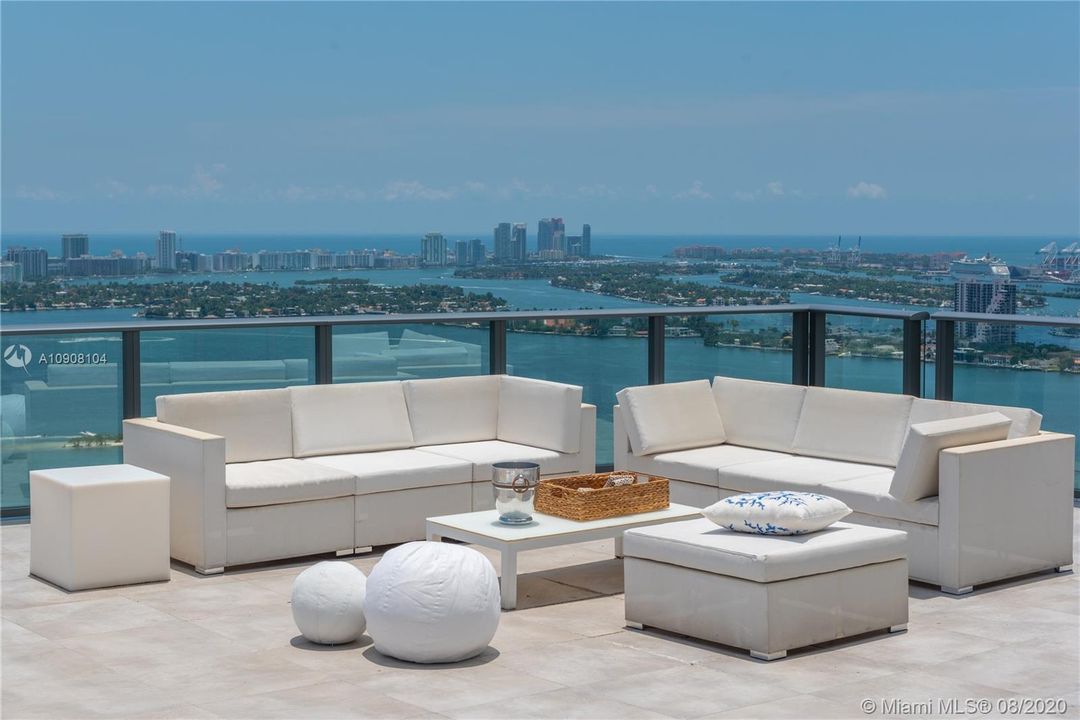 Recently Sold: $3,895,000 (4 beds, 4 baths, 2569 Square Feet)