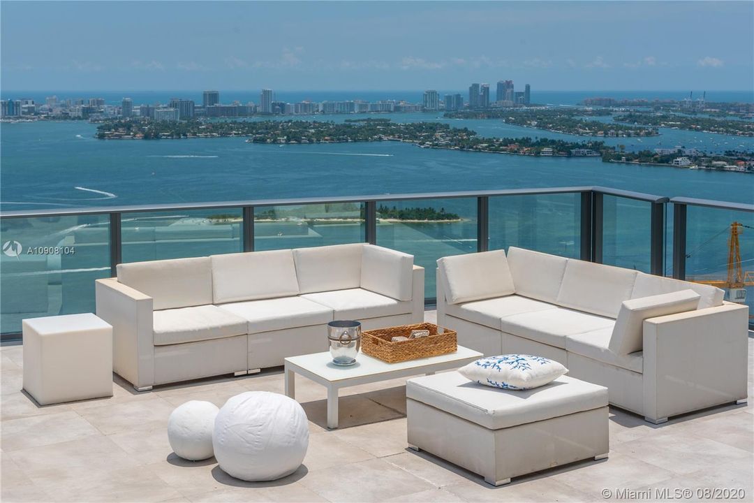 Recently Sold: $3,895,000 (4 beds, 4 baths, 2569 Square Feet)