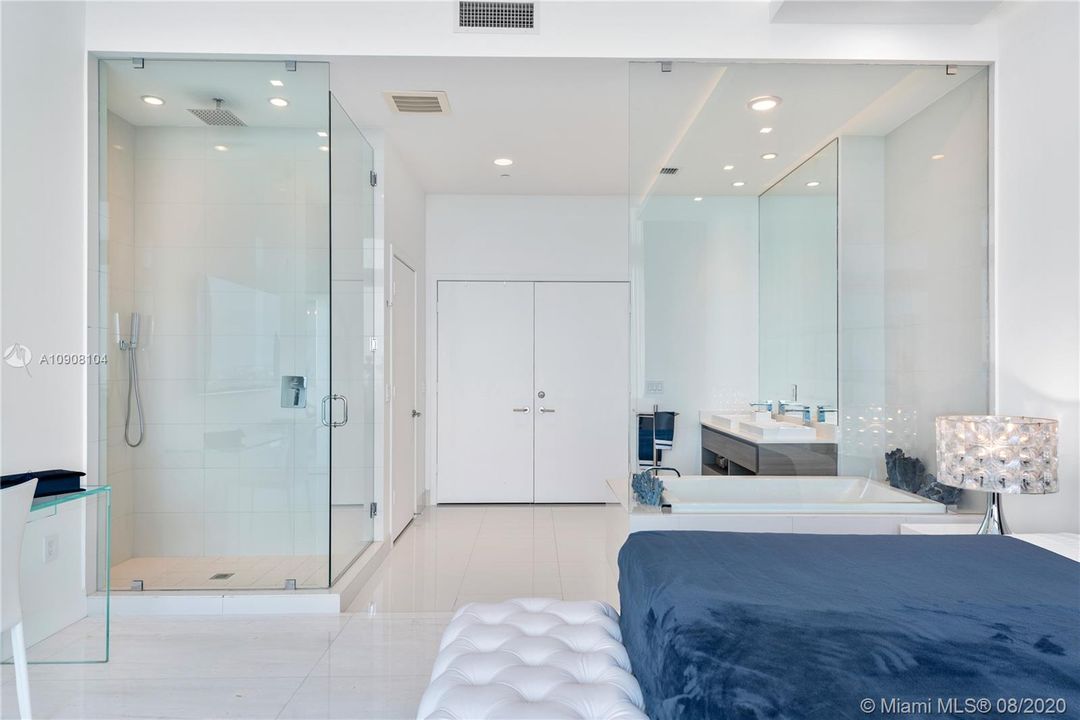 Recently Sold: $3,895,000 (4 beds, 4 baths, 2569 Square Feet)