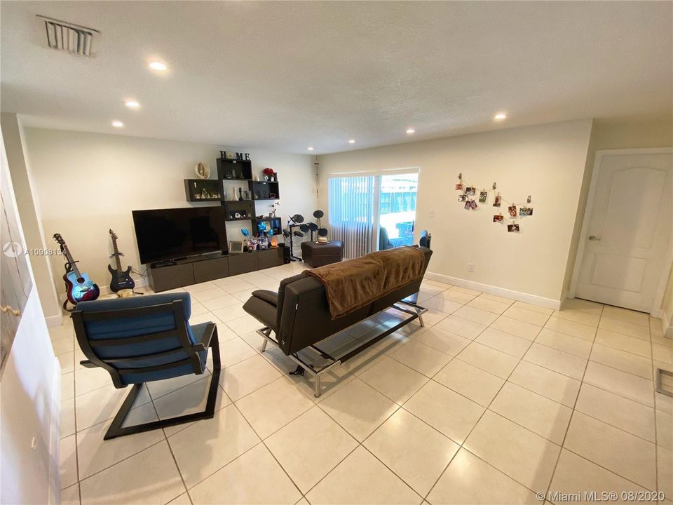 Recently Sold: $299,000 (3 beds, 2 baths, 1386 Square Feet)
