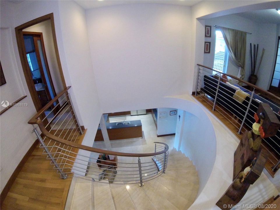 Vendido Recientemente: $1,250,000 (6 camas, 5 baños, 3584 Pies cuadrados)