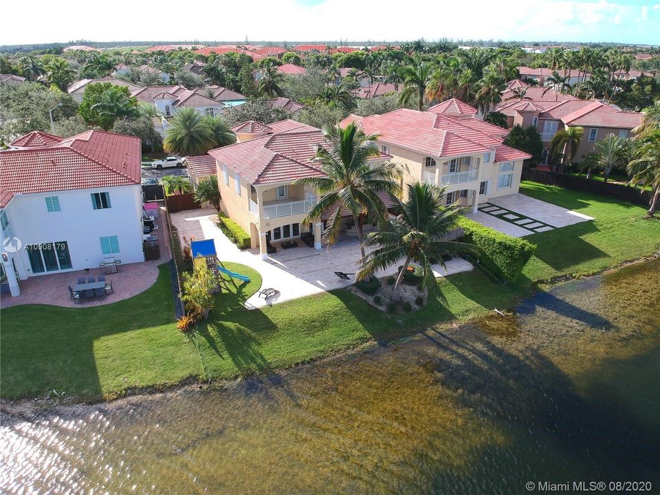 Vendido Recientemente: $1,250,000 (6 camas, 5 baños, 3584 Pies cuadrados)