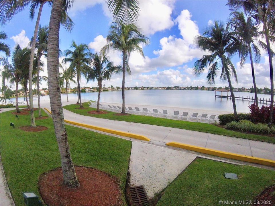 Vendido Recientemente: $1,250,000 (6 camas, 5 baños, 3584 Pies cuadrados)