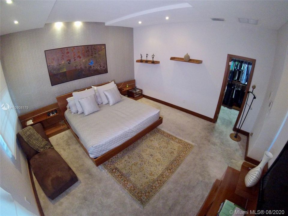 Vendido Recientemente: $1,250,000 (6 camas, 5 baños, 3584 Pies cuadrados)