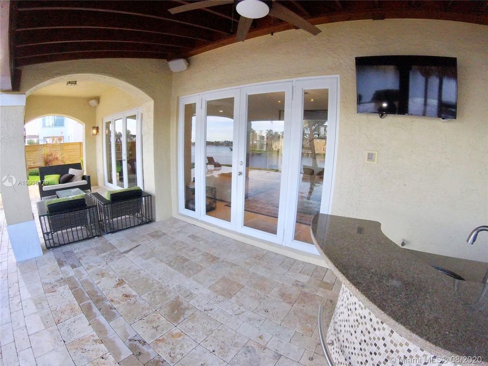 Vendido Recientemente: $1,250,000 (6 camas, 5 baños, 3584 Pies cuadrados)